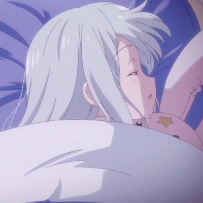 俄美女COS《巫师3》特莉丝超性感 诱人美胸有沟必火